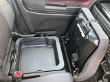 シート下にも収納BOXがありますのでいろいろと便利です。