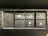 Hondaセンシング用の、VSA(ABS+TCS+横滑り抑制)解除と路外逸脱抑制機能のオンオフスイッチなどはハンドルの右側に装備しています。
