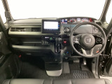 車内は光触媒抗菌消臭施工済です。スタイリッシュなデザインでスポーティなインパネ周りを演出します。グローブボックスやカップホルダーのほかにトレーなどたくさんの収納スペースが付いています。