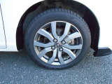 純正アルミホイールで統一感がります。