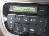 【オートエアコン】温度を設定すれば自動で快適な車内温度を保ちます。エアコン内部の高性能脱臭フィルターで車内のアレルゲンや花粉を除去。