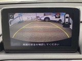 カラーで後方映像をモニターに映し出してくれるので、ショッピングモールのような狭い駐車場であったとしても障害物を見つけ、楽々駐車することができますね。