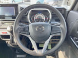インテリアに合わせたデザインのステアリングは、運転される方のことも考え、運転しやすい形状、大きさです。是非一度、実際に触ってお確かめください。