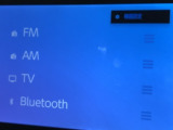 Bluetooth(ブルートゥース)接続機能付き。スマートフォンなどからお気に入りの音楽をワイヤレス再生できます。ドライブがさらに楽しくなりますね。