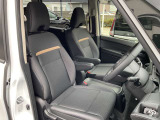 運転席と助手席はアームレストがついていますのでゆったりお座りになられます。
