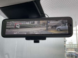 インテリジェントルームミラーです。人や物で視界が遮られてても、車体後部のカメラ映像に切り替えることにより、クリアな後方視界を実現しています。