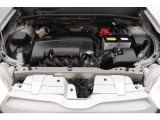 エンジンルームの樹脂部分は丁寧に磨いてツヤをだしています。当社の中古車のエンジンルームクリーニングはとても自信があります★