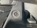 インテリジェントキーのプッシュスタートスイッチです。起動はブレーキペダルを踏みながらこのスイッチを押すだけです。