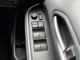 【電動格納ミラー】運転席のスイッチで、ドアミラーの開閉や角度の調整ができます。