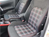 (運転席助手席)安全装備をオプションで追加するのは日本的発想。フォルクスワーゲン車はサイドエアバッグを全車標準で装備しております。