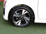 純正15インチアルミ付きです。上質かつお手入れのしやすいデザイン