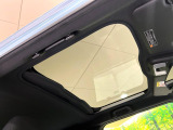 【ガラスルーフ】ガラスルーフ搭載で車内の解放感が一気にアップ!開放的なドライブをお楽しみいただけます。
