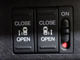 運転席からもスライドドアをボタン操作でスピーディーに開閉できます!またスマートキーでも操作できるので便利です。