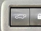 【パワーバックドア】スマートキーや運転席のボタンを押すだけでリアゲートが自動で開閉します!荷物を持っている時や、高い位置にあるバックドアを閉める際に便利な機能です♪