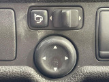 【電動格納ミラー】サイドミラーは電動格納式となっており、狭い駐車場でもキズがつくリスクを抑えられます。