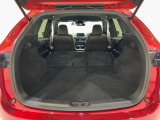 リアシートを倒すとご覧のとおりの大きなトランクスペースが出現します。大きな買い物でも余裕で積み込めますね。