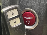 【Hondaスマートキー】カバンやポケットに入れたままでもドアの施錠・解錠が可能なスマートキーを装備。エンジンのオン・オフ時もカギを取り出す必要が無いからとっても便利です♪