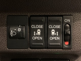 【両側パワースライドドア】両側がパワースライドドアになっており、運転席のスイッチやスマートキーでも開閉が可能です!開口部も広いので乗り降りも楽々♪