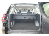ラゲッジルームは、大容量のスペースを確保。普段のお買い物からレジャーまで、幅広く活躍してくれます!また、リアシートを倒すことでバリエーション豊かにお使いいただけます。