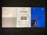 スマートキーは鍵をバッグに入れたままでもドアロックの開閉やエンジンのON・OFFができます。夜間や雨の日も鍵を探さなくて良いので便利です。