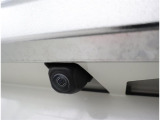 バックカメラが付いているので後方確認が非常にしやすいです。今や運転初心者も熟練者も必須装備!ついていて損はないですね♪