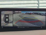 車両の前後左右にある4つのカメラを合成することで、まるでご自身のクルマを空から見ているような俯瞰での映像を映し出してくれます。バック時ももちろんのこと、前進時に視界の悪い交差点でも役に立ちますね。