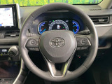 インテリアに合わせたデザインのステアリングは、運転される方のことも考え、運転しやすい形状、大きさです。是非一度、実際に触ってお確かめください。