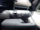 オートライト機能が装備されており暗い場所に入ると車両が検知しライトのON・OFFを自動的に切り替えてくれますので非常に便利な装備です♪