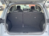 後部座席に座れる状態でも荷室はこれだけの広さがあるのでお出かけやお買い物にも重宝します。ついつい買い物しすぎても安心ですね♪