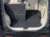 後席背もたれを倒して荷室を広げることもできます。