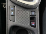 ドライブモードセレクト、トラクションコントロール(横滑り防止装置)、電動パーキングスイッチ等が配置されています。