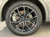 20インチ純正アルミホイール装備 全車両に標準装備の純正アルミホイールは、純正ならではのバランスの良いデザインと、走行安定性をお楽しみ頂けます。