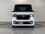LEDヘッドライトを装備しています。LEDヘッドライトはとても明るく、雨の日や夜間走行も安全・安心です。オートライトコントロール付きで周囲の明るさに応じて自動で点灯・消灯します