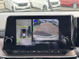車を空から見たような映像が映る、アラウンドビューモニターで車両周辺の安全確認も一目でできます!小さなお子様や障害物も確認できるので、運転のし易さだけではなく事故防止にも役立ちます♪