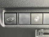 【パワーバックドア】スマートキーや運転席のボタンを押すだけでリアゲートが自動で開閉します!荷物を持っている時や、高い位置にあるバックドアを閉める際に便利な機能です♪