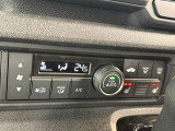 より快適にドライブを過ごして頂ける様に簡単に調整ができるオートエアコンを装備しております!ワンタッチですのでどなたでも簡単に操作できます!室内はこれでいつでも快適に保たれます。