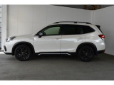 スバルの4WD(AWD)は直進安定性に優れ、日常走行から高速走行まで、さまざまなシーンで安心感に満ちた走りが愉しめます。それは悪路や泥道など左右のタイヤの路面状況が異なるシーンでも変わりません。