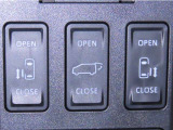 両側電動スライドドアを装備しております。