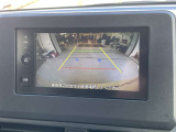 《バックモニター》駐車するとき、後ろのスペースがどれくらいあるかわからず、うまく停められない・・なんてことを防ぐ、バックカメラを装備。