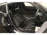 【運転席】ブラック基調のインテリアにヘッドレスト一体型のスポーツシート。シートリフターで座面の高さを調整可能です。フロアマット付です。