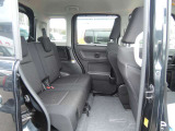 後部座席の写真となっております。フラットになっておりますので、乗り降りも容易となっております。