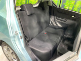 後部座席も気になるようなキズ・汚れやへたり等、大きなダメージはなく、良好な状態です。