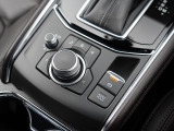 ナビ&オーディオ操作ダイヤル「コントロールコマンダー」は自然と手の触れる位置に配置されています。目線を外すことなく手元で操作できます。また、パーキングブレーキは電動式となっております。