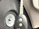 【キーレス】少し離れた場所からでもボタン一つでドアの開錠・施錠ができるのでとっても便利!ドアの鍵穴周りに傷をつけることもありません