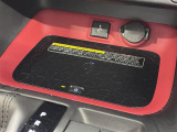 【おくだけ充電】対応している端末であれば、このアタッチメントの上にスマホを置くだけで充電が可能。ケーブルを車内に常備しておく必要もありません。