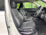 運転席まわりには十分なスペースがあり、大柄な方でもゆったり運転していただける環境です。