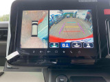 【全方位型モニター】クルマを上空から見下ろしているかのように、直感的に周囲の状況を把握できる全方位型モニター。狭い場所での駐車でも周囲が映像で確認できます。