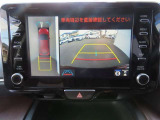 (パノラミックビューモニタ-)車を上から見たような映像で死角もバッチリ確認できます。