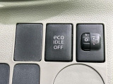 【アイドリングストップ】赤信号や渋滞で停車した際にエンジンを停止し、無駄な燃料の消費を抑えます。燃費向上や環境保護につなげる機能♪エンジンはブレーキを離せば再始動します。
