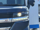 【LEDヘッドライト】悪天候や夜間走行時も良好な視界を確保し安心して運転できる高輝度LEDヘッドライトを装備!点灯速度が早く、消費電力も抑えられています。